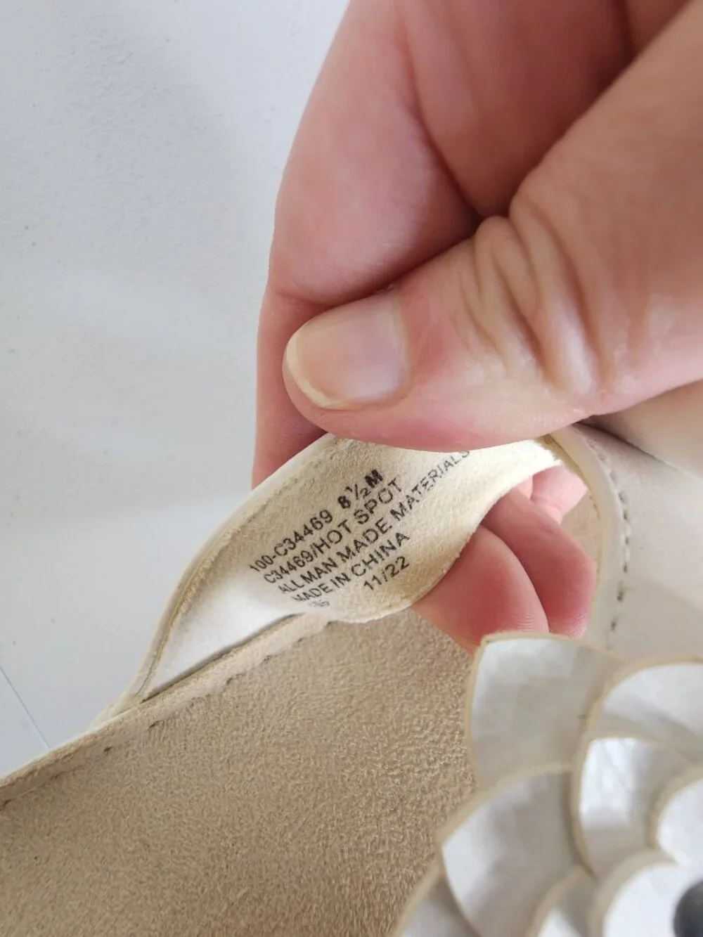 Cliffs by White Mountain Floral detail Thong Sandals Hot Spot White 8.5